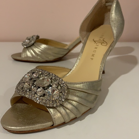 Beautiful champagne gold evening shoes. - Picture 4 of 5